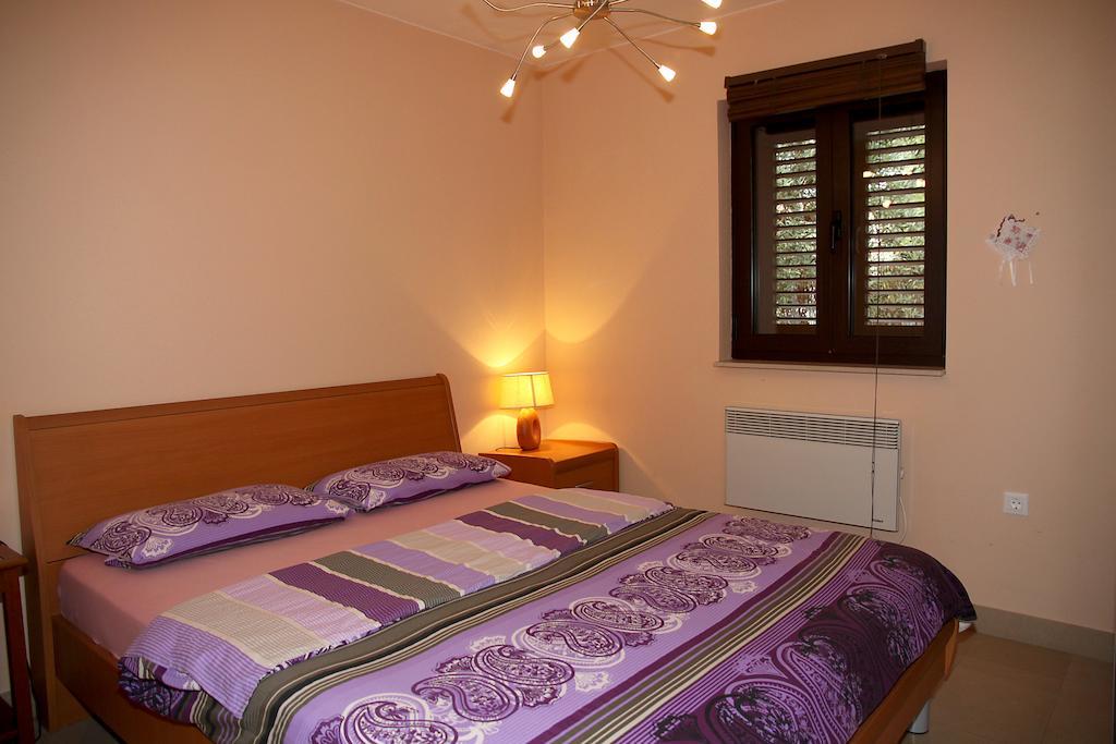 Apartments " Happy Villa " Splitska Quarto foto