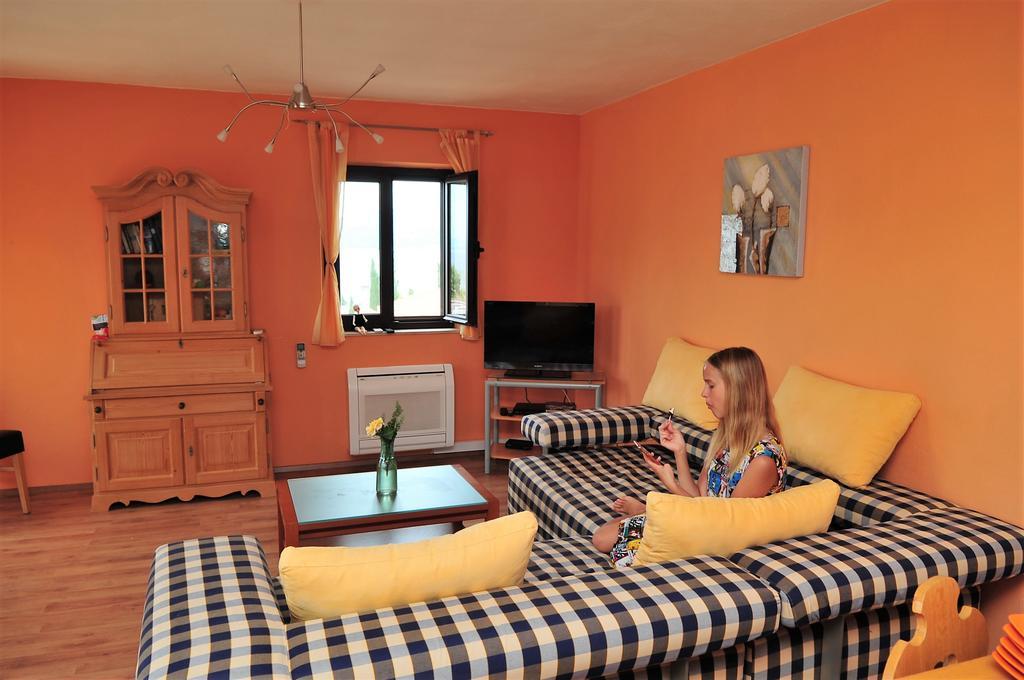 Apartments " Happy Villa " Splitska Exterior foto